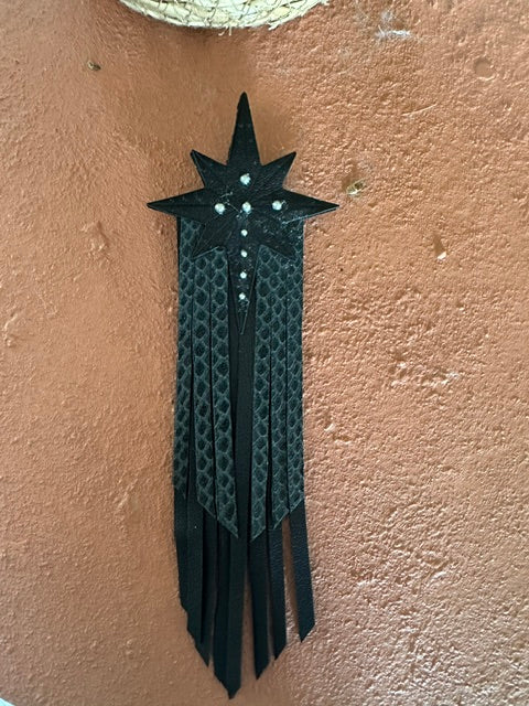 Grande Broche Filante en Cuir Noir – Étoile & Franges