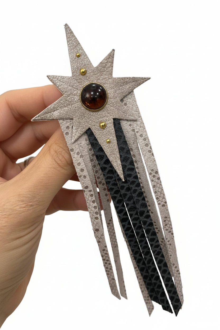 Grande Broche Filante en Cuir beige et noir – Étoile & Franges
