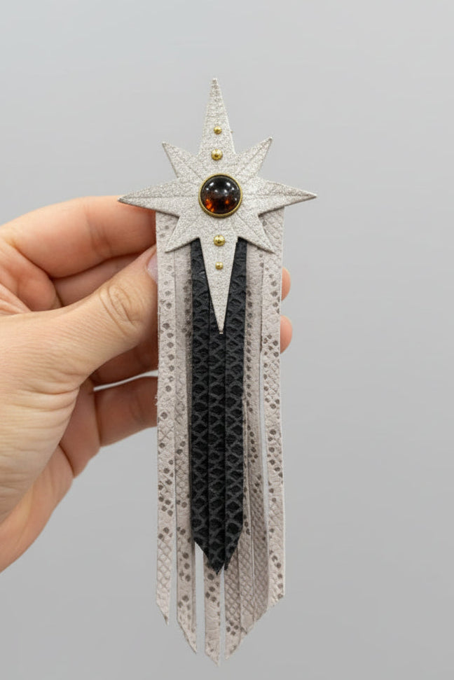 Grande Broche Filante en Cuir beige et noir – Étoile & Franges