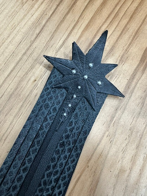 Grande Broche Filante en Cuir Noir – Étoile & Franges