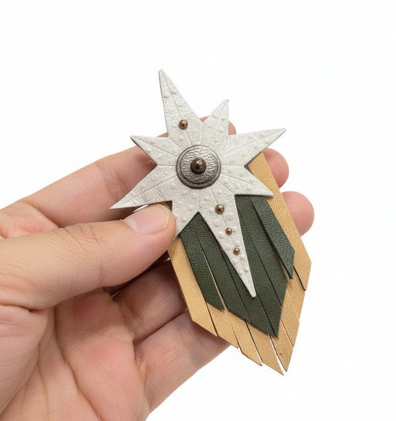Petite broche Filante en cuir beige