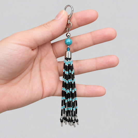 Porte-clés / bijou de sac en perles turquoise, noires et argentées