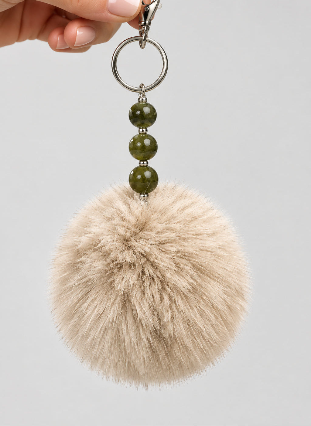 Porte-clés / bijou de sac pompon beige et perles kaki