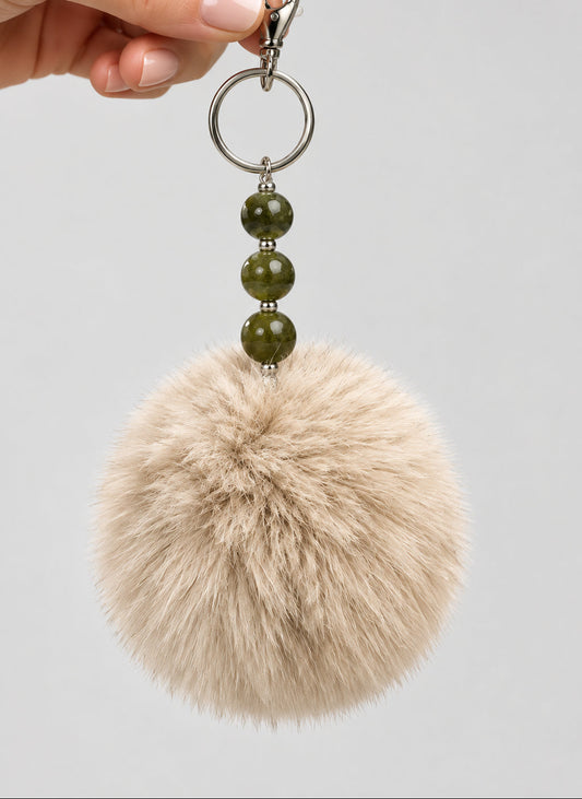 Porte-clés / bijou de sac pompon beige et perles kaki