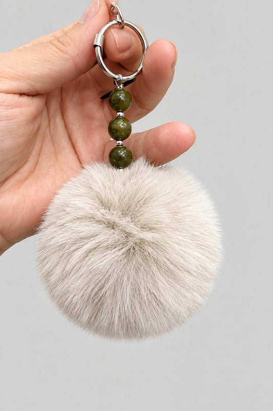 Porte-clés / bijou de sac pompon beige et perles kaki