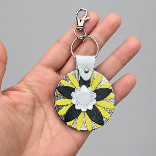 Porte-clés / bijou de sac en cuir à fleurs jaune, noire et argentée