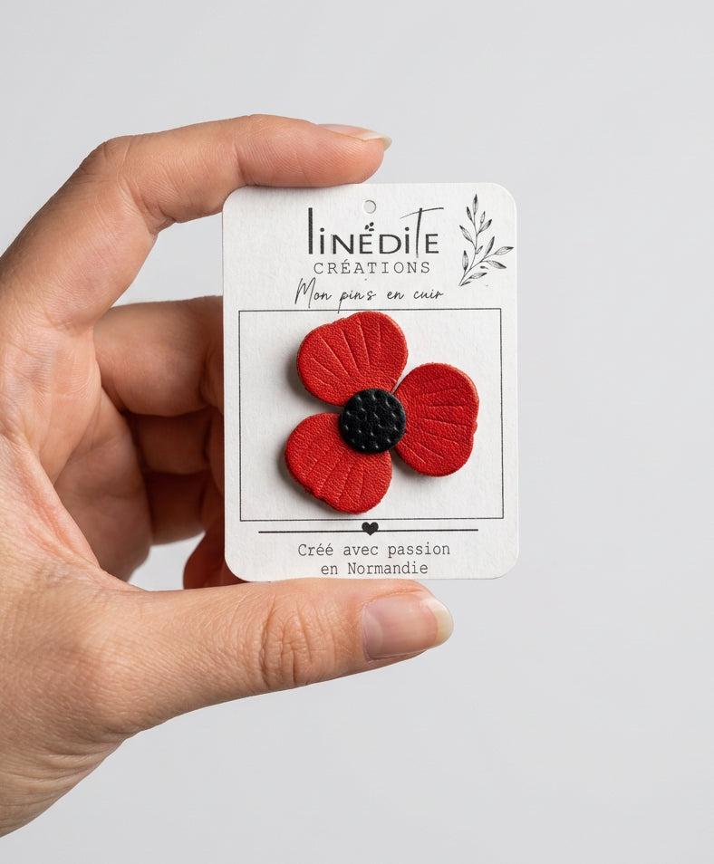 Pin’s fleur en cuir rouge – 3 cm