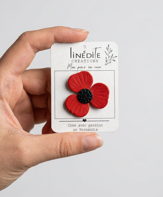 Pin’s fleur en cuir rouge – 3 cm