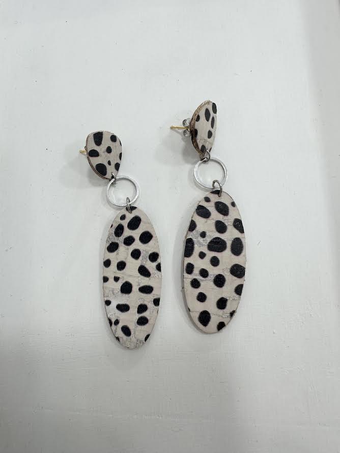 Boucles d'oreilles léopard noir & blanc – Tissu liège & acier inoxydable