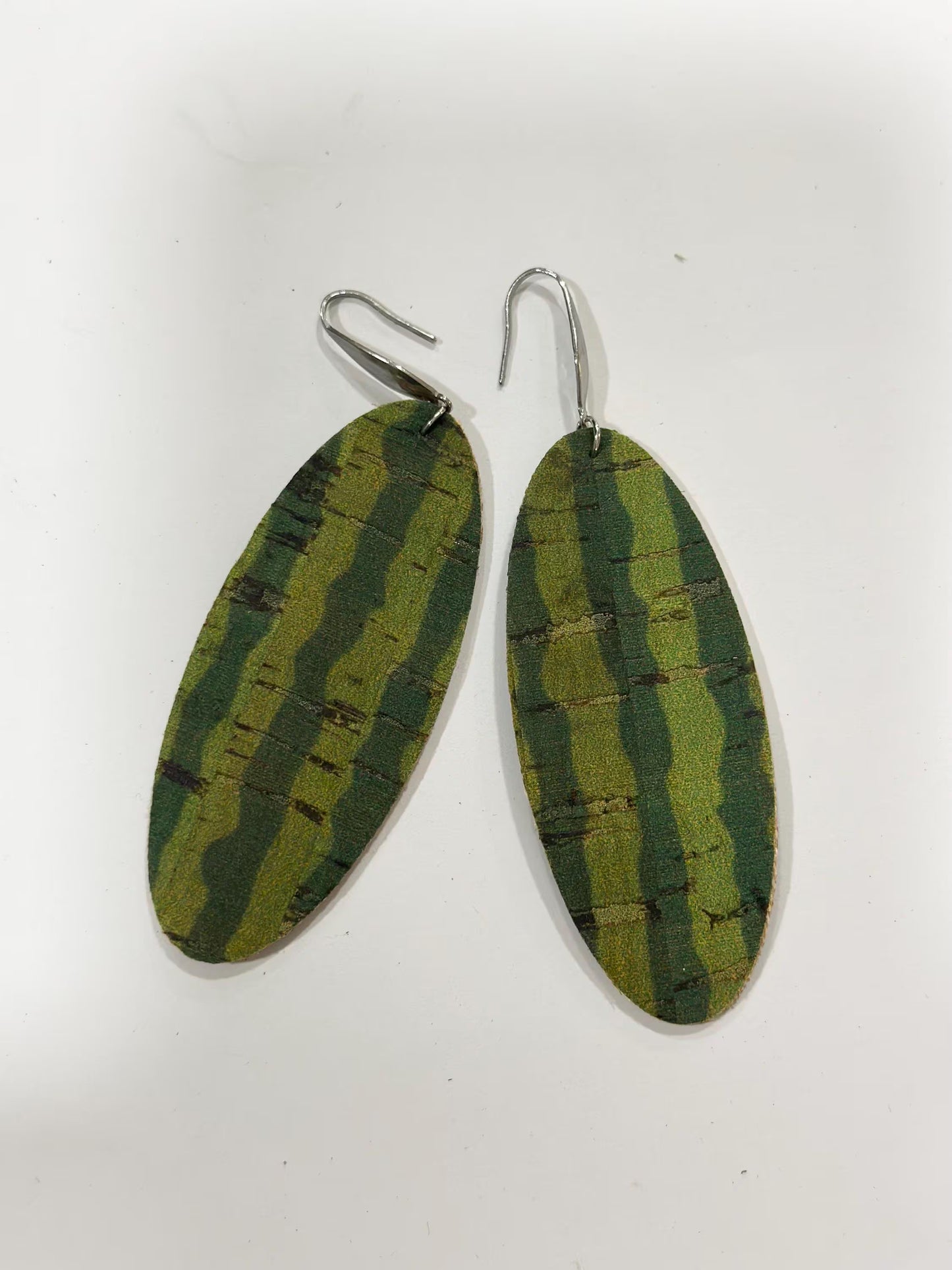 Boucles d'oreilles ovales en liège – Motifs léopard, arc-en-ciel ou rayures