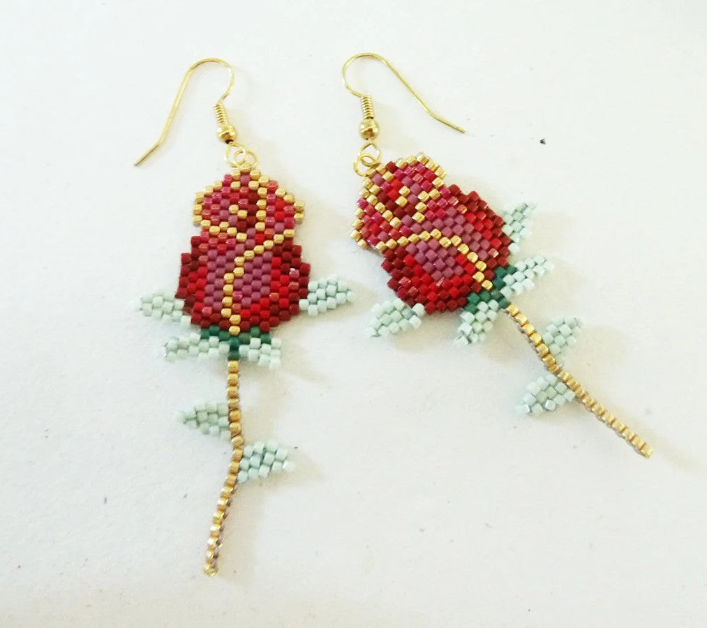 Boucles d'oreilles tissées bouton de rose