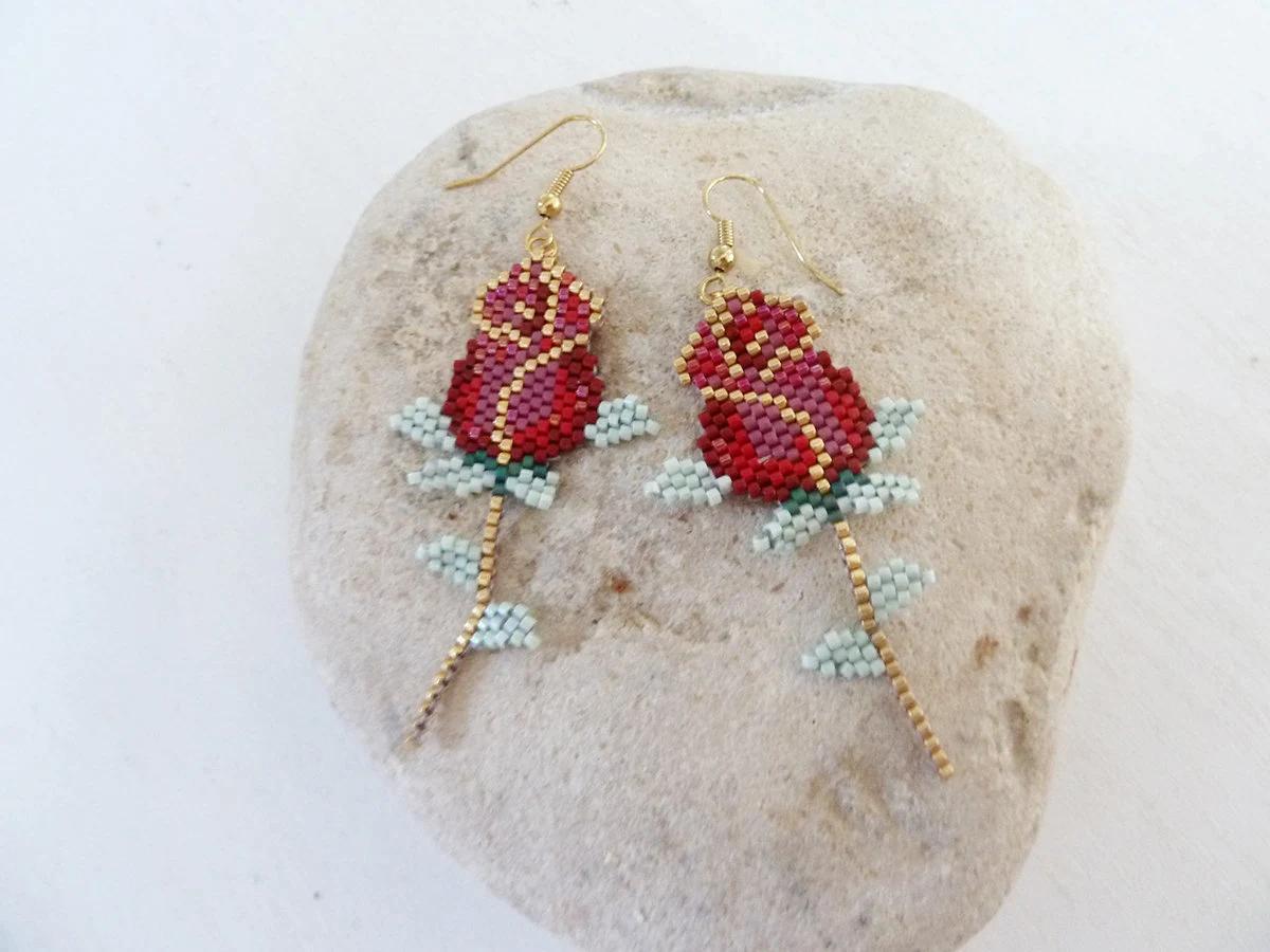 Boucles d'oreilles tissées bouton de rose