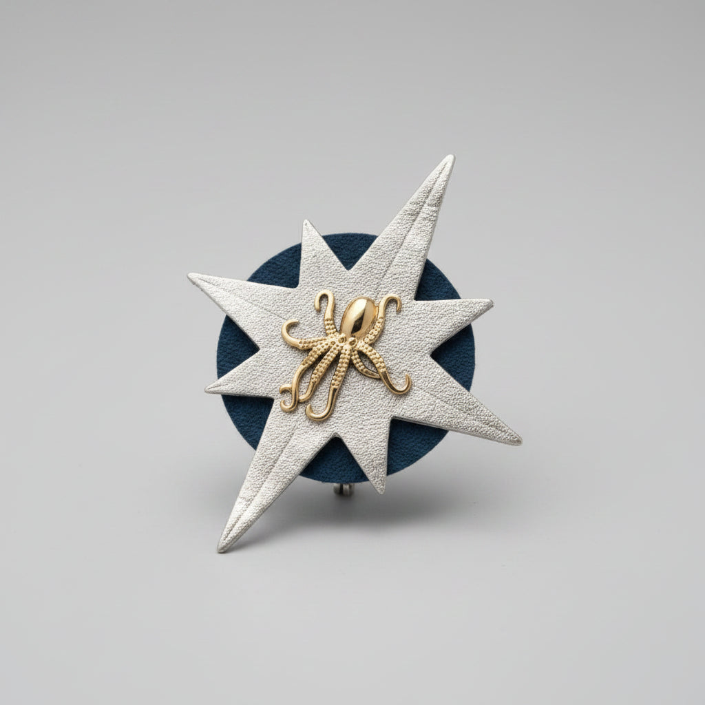 Broche originale – Étoile cuir doré, rond bleu canard & poulpe acier