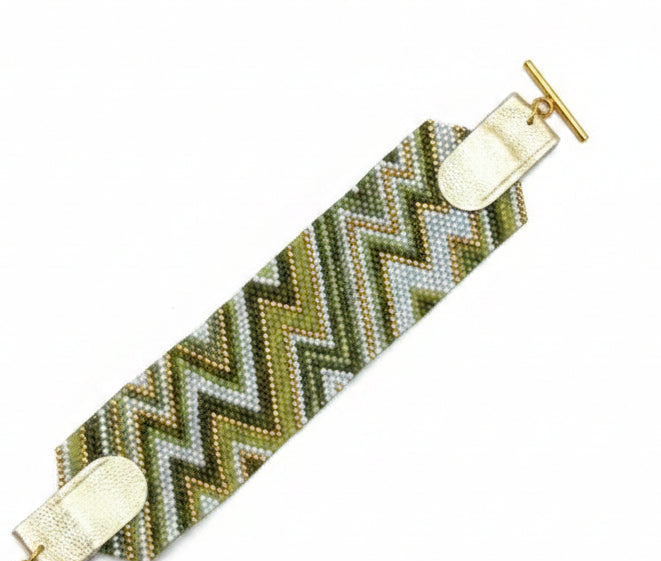 Bracelet manchette tissée bohème – Perles Miyuki vert & doré, motif zig zag – Pièce unique
