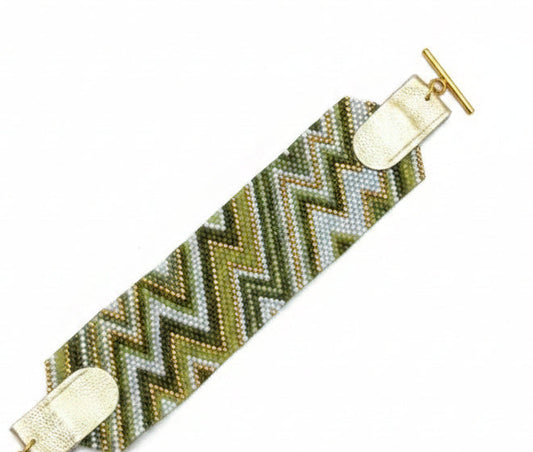 Bracelet manchette tissée bohème – Perles Miyuki vert & doré, motif zig zag – Pièce unique