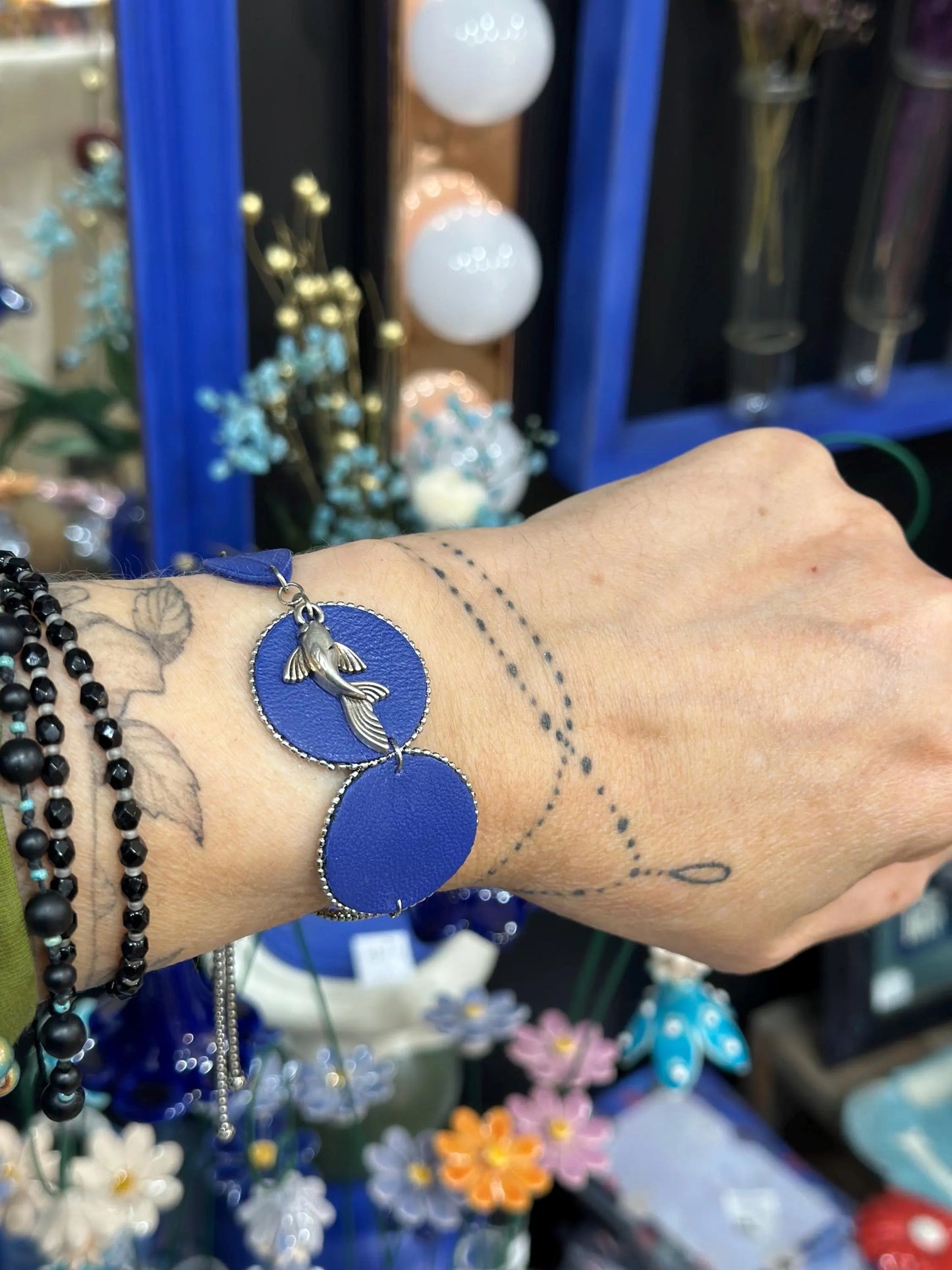 Bracelet réglable cuir bleu roi et carpe koi argenté
