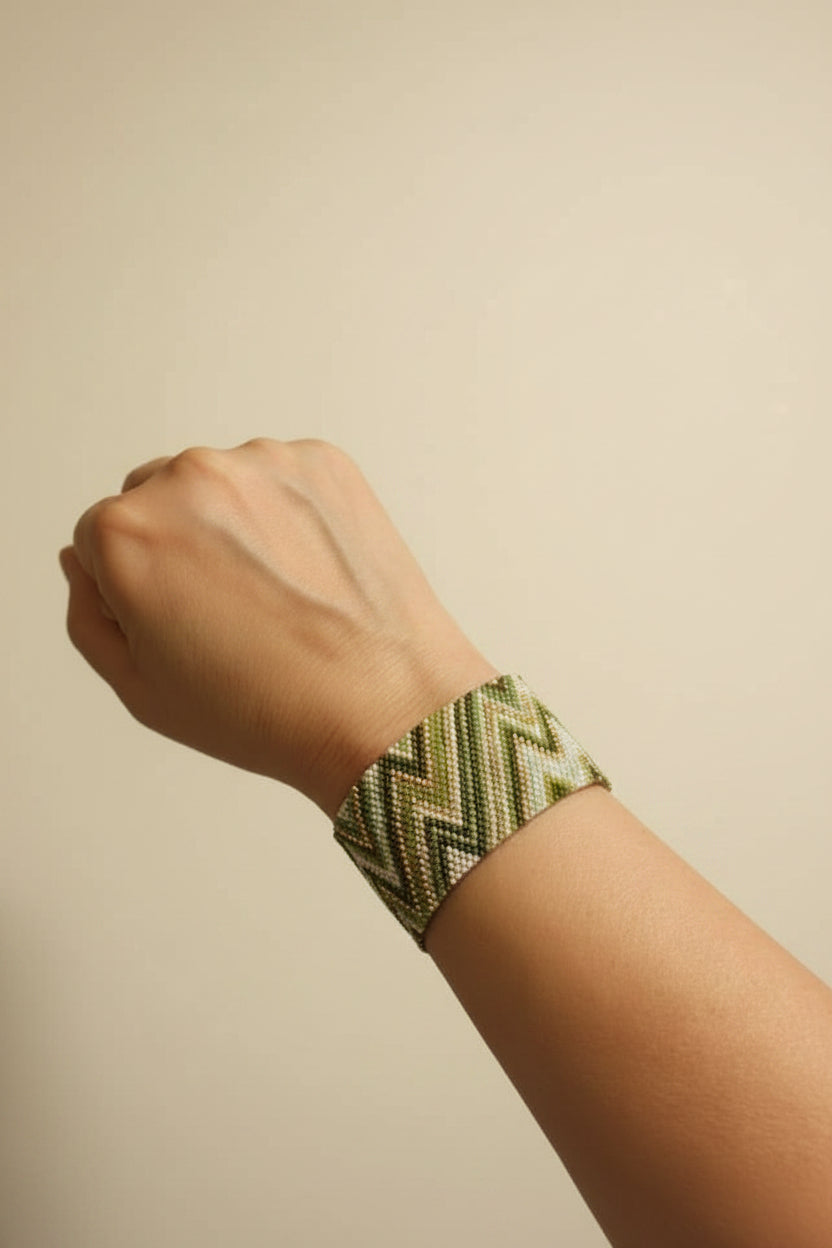 Bracelet manchette tissée bohème – Perles Miyuki vert & doré, motif zig zag – Pièce unique