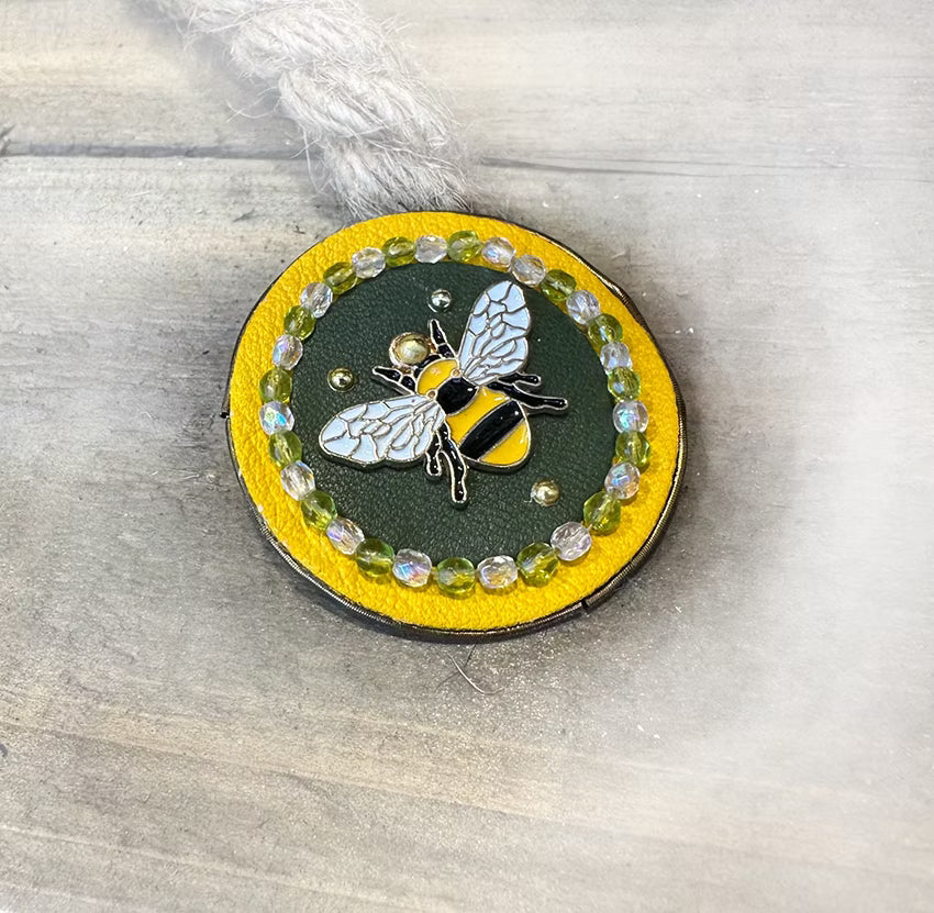 Broche ronde abeille – Cuir jaune & kaki, perles de bohème – Pièce unique