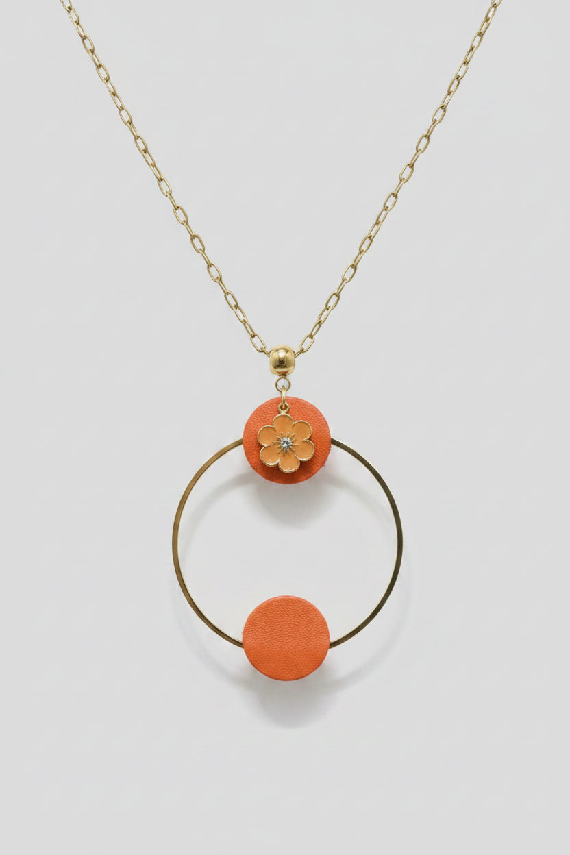 Collier bohème cuir orange & fleur dorée – Chaîne acier doré | Pièce unique