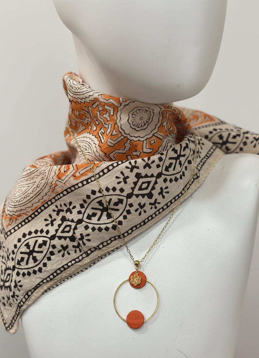 Collier bohème cuir orange & fleur dorée – Chaîne acier doré | Pièce unique