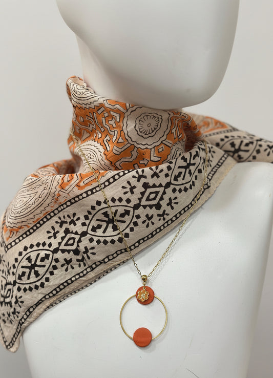 Collier bohème cuir orange & fleur dorée – Chaîne acier doré | Pièce unique