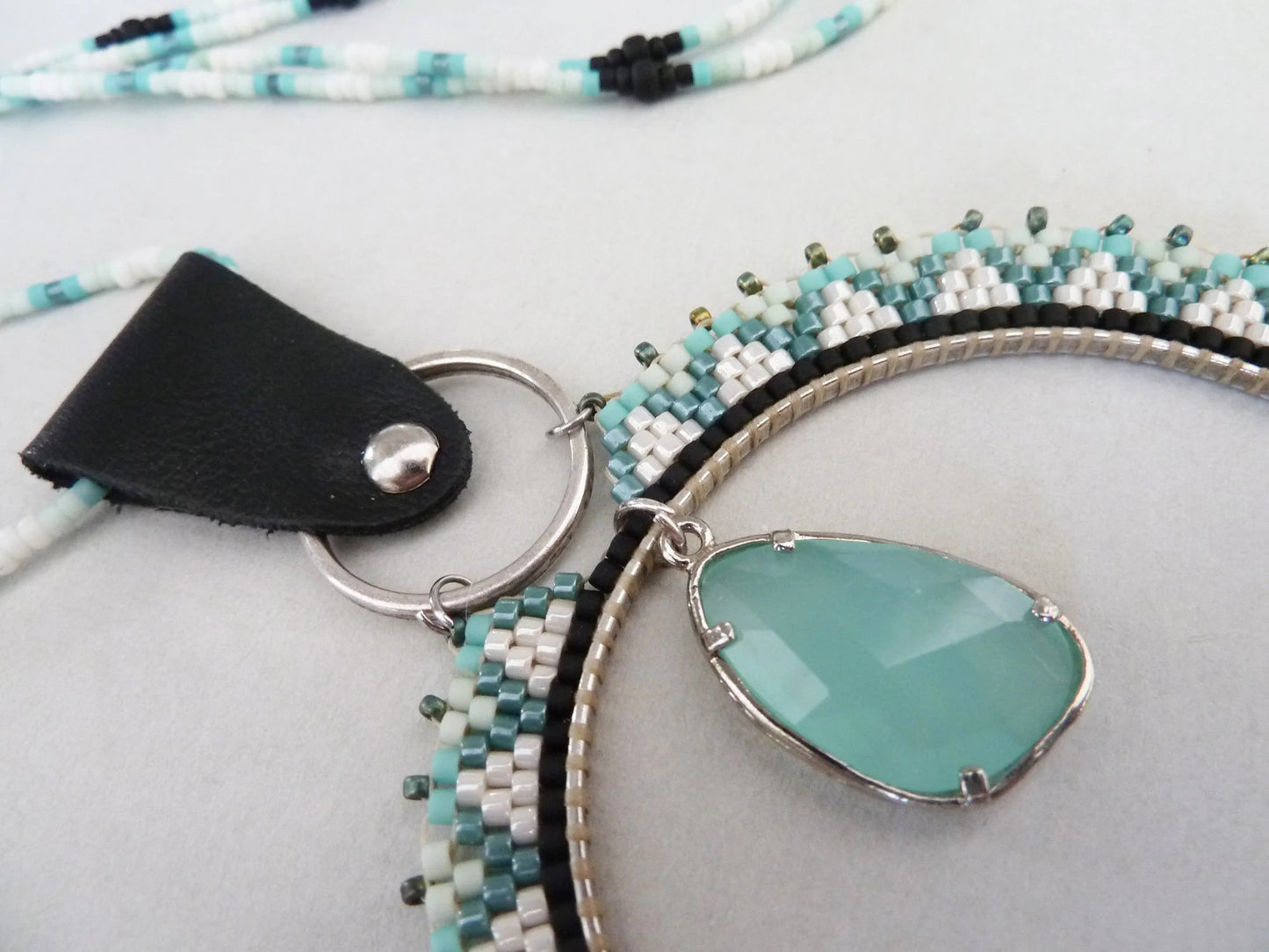 Sautoir bohème – Grand pendentif anneau tissé vert d'eau & perle facettée