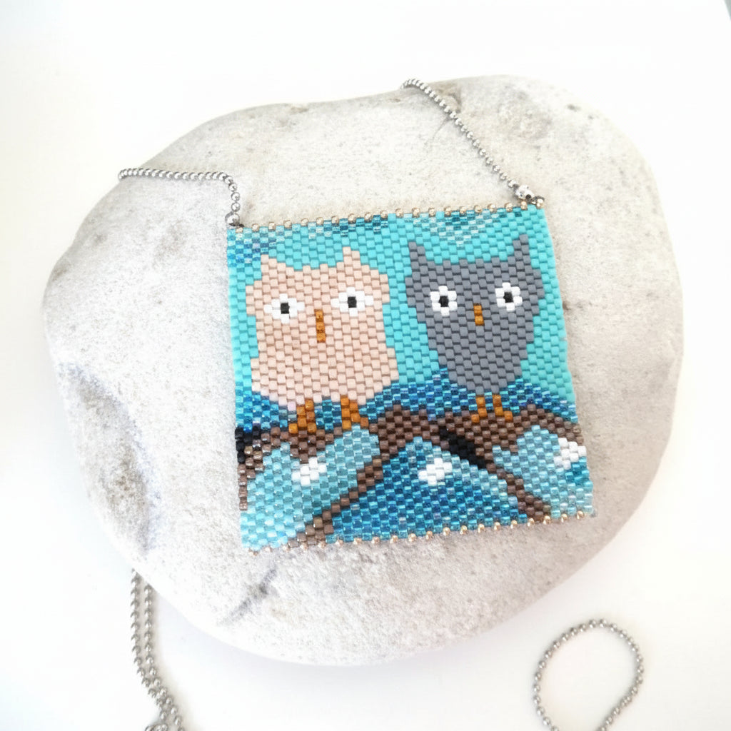 Sautoir chaîne boules – Grand pendentif tissé Miyuki motif chouettes, fond turquoise
