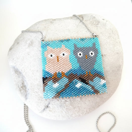 Kugelkette Collier – Großer Miyuki-Webanhänger mit Eulenmotiv, türkisfarbener Hintergrund