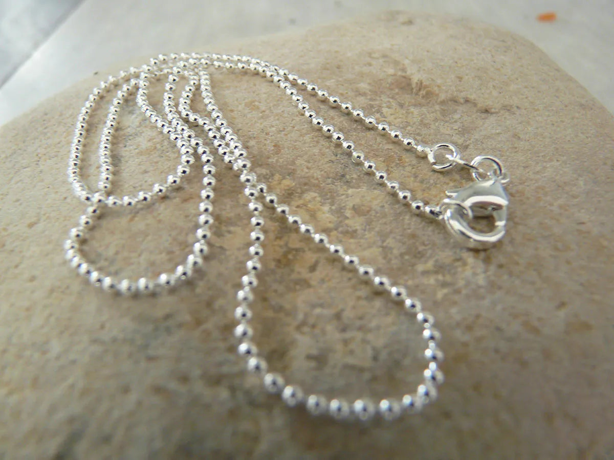 Chaîne collier petites boules – Plaqué argent, fermoir mousqueton