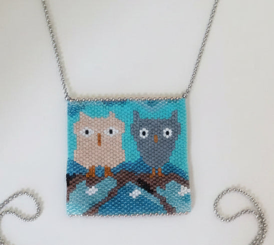 Sautoir chaîne boules – Grand pendentif tissé Miyuki motif chouettes, fond turquoise