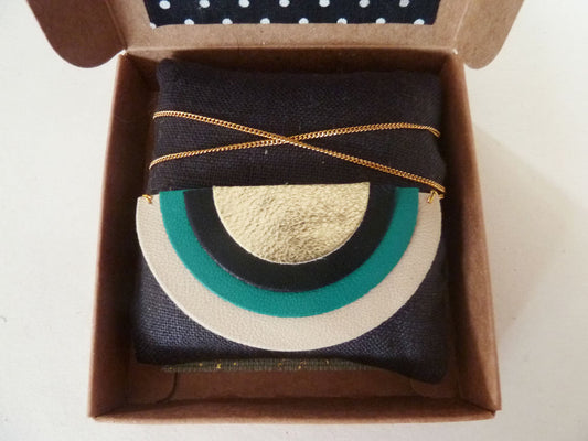 Leather and gold-filled chain necklace, in its kraft box