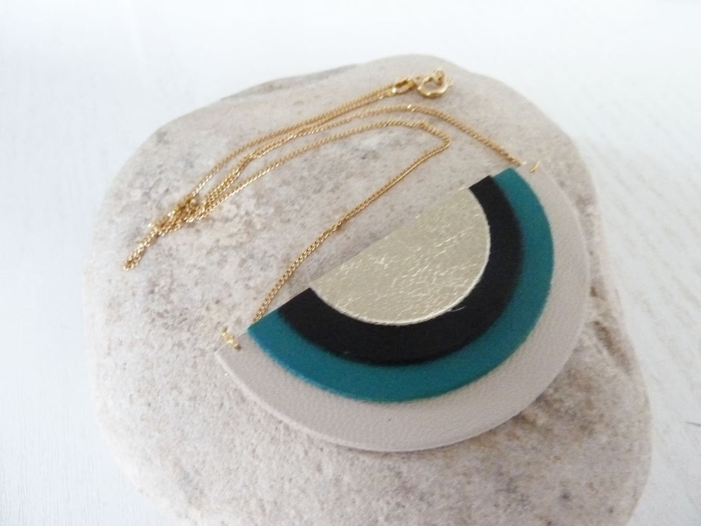 Collier ras de cou cuir & chaîne gold filled – Dans sa boîte kraft