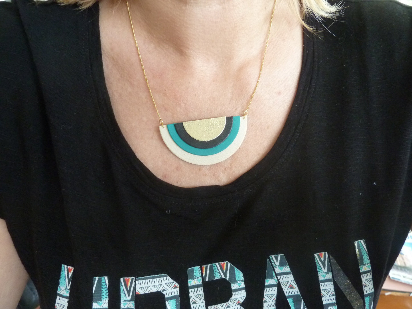Collier ras de cou cuir & chaîne gold filled – Dans sa boîte kraft