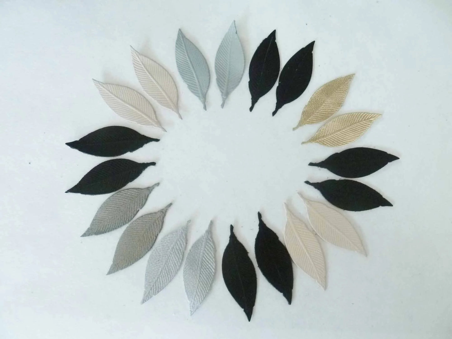 Lot de 20 feuilles en cuir – Couleurs assorties, 4,5 cm