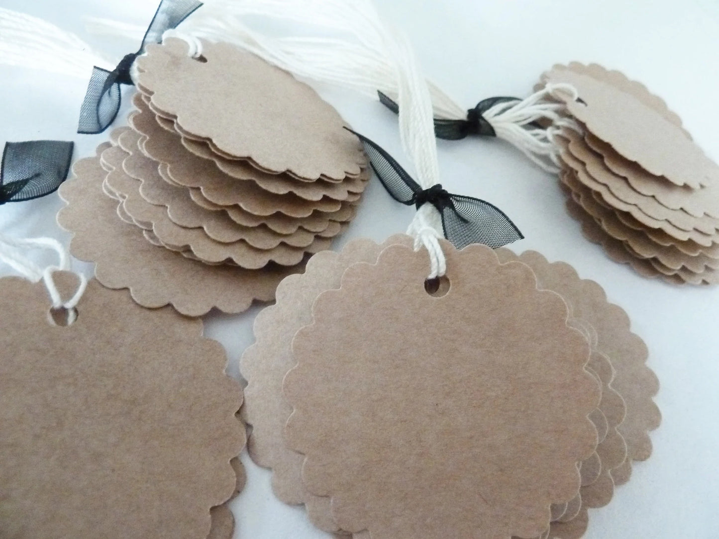 Étiquettes Rondes Kraft – Lot de 40 | Bords Dentelés & Ficelle Coton