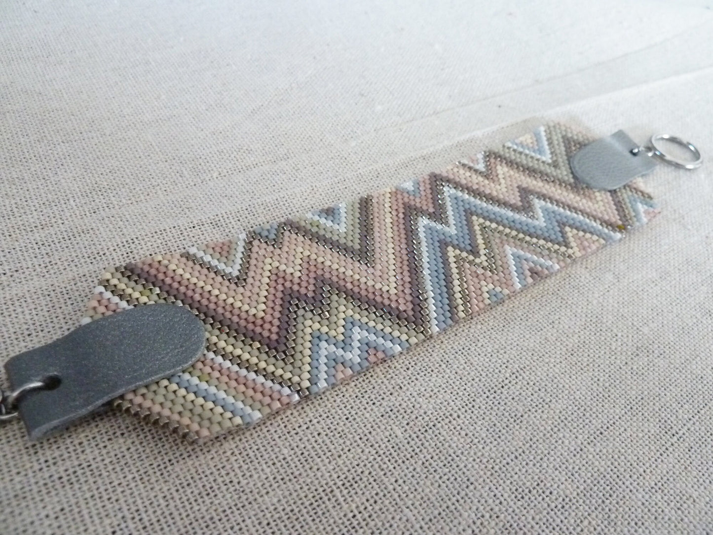 Manchette large tissée – Perles Miyuki tons pastel bohème