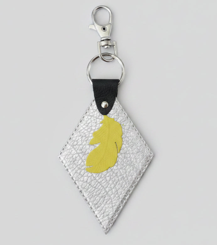 Porte-clés & bijou de sac cuir – Plume jaune, gris argenté & noir reptile