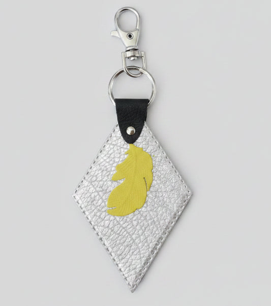 Porte-clés & bijou de sac cuir – Plume jaune, gris argenté & noir reptile