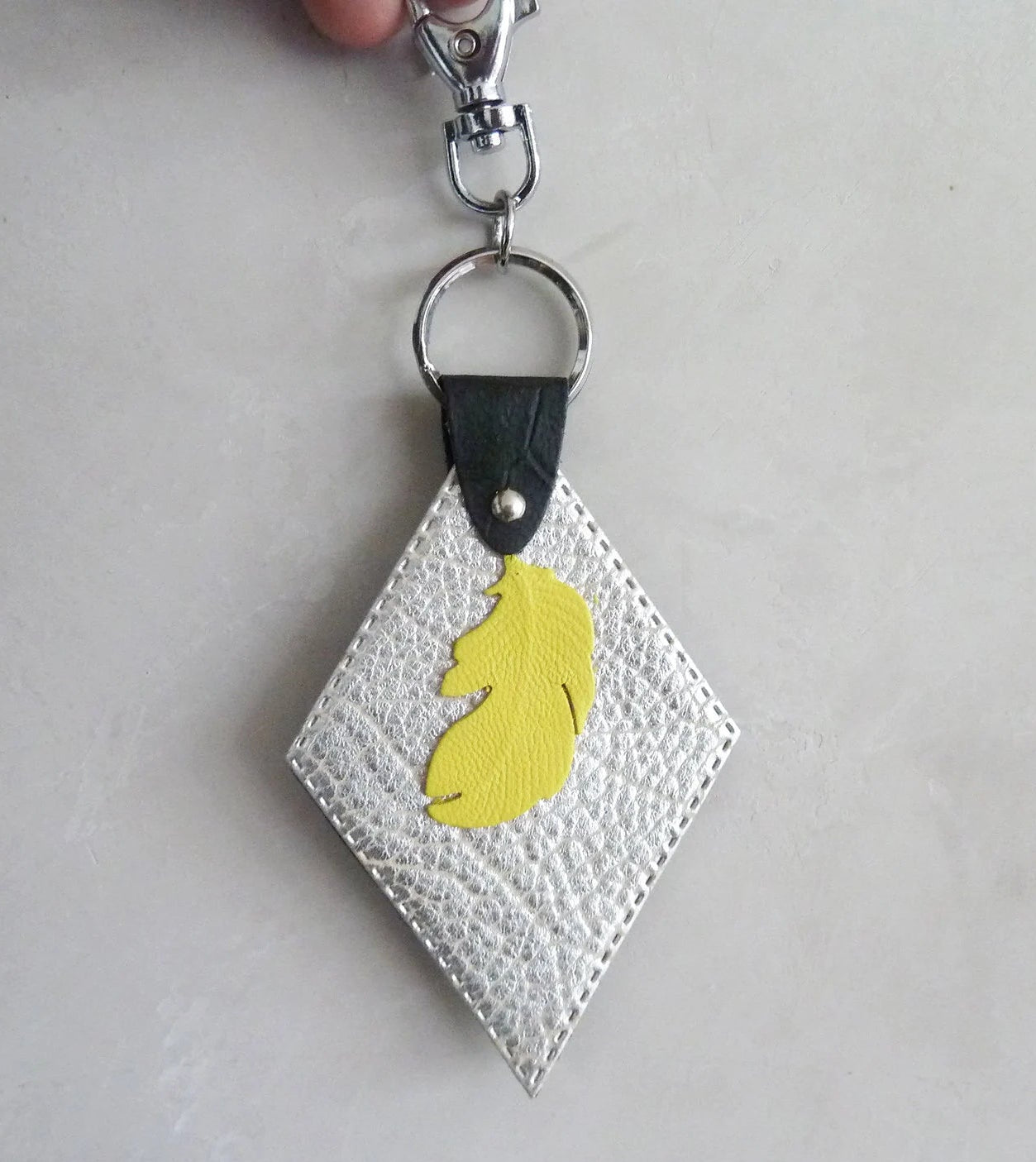 Porte-clés & bijou de sac cuir – Plume jaune, gris argenté & noir reptile