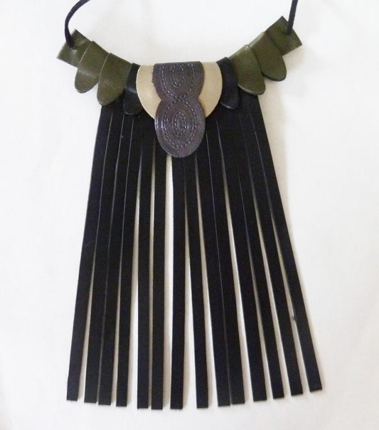 Collier plastron à franges en cuir recyclé – Noir & Kaki | Rock Chic Bohème