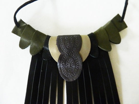 Collier plastron à franges en cuir recyclé – Noir & Kaki | Rock Chic Bohème