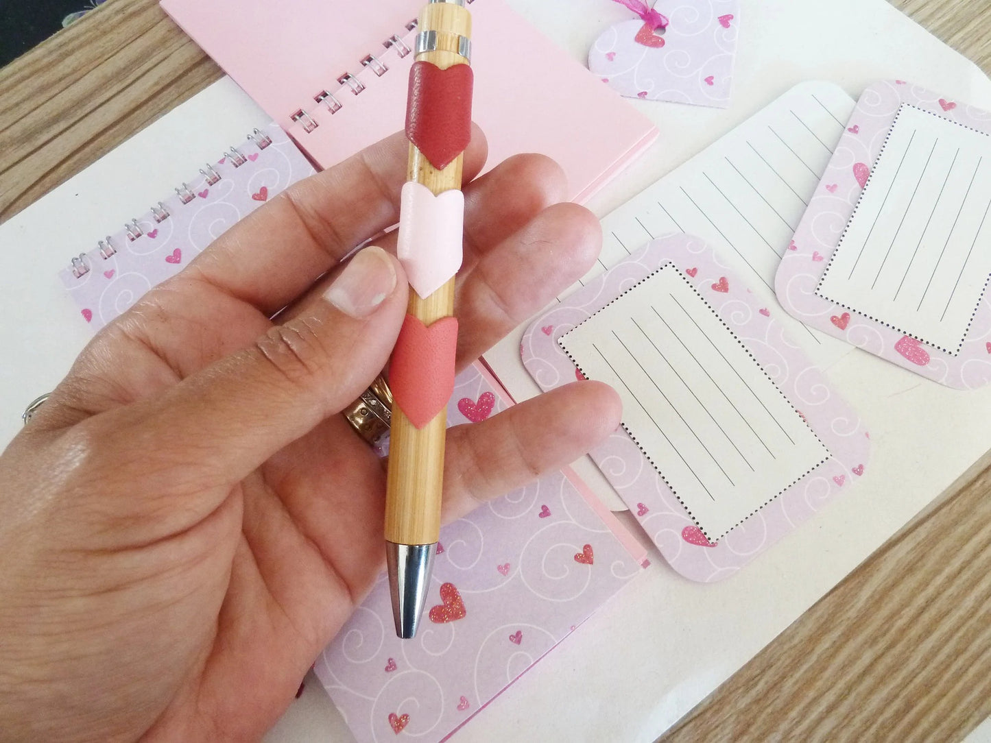 Set de papeterie rose, coeurs, cadeau, bloc et stylo mauve et rose, pompon cuir rose