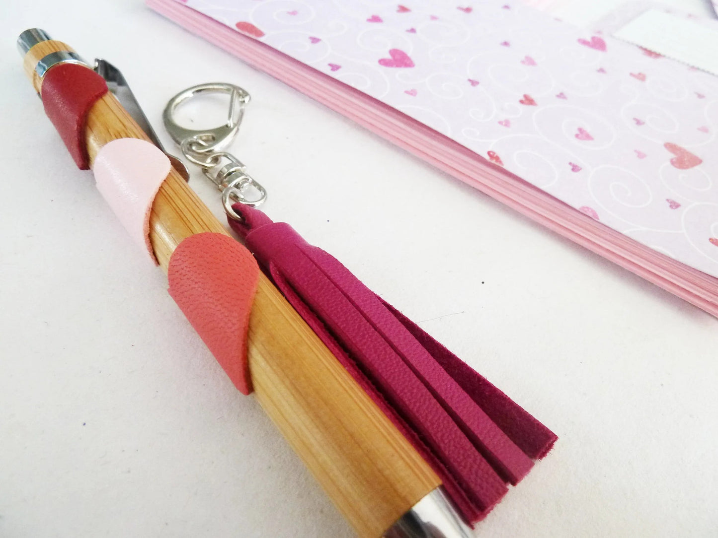 Set de papeterie rose, coeurs, cadeau, bloc et stylo mauve et rose, pompon cuir rose
