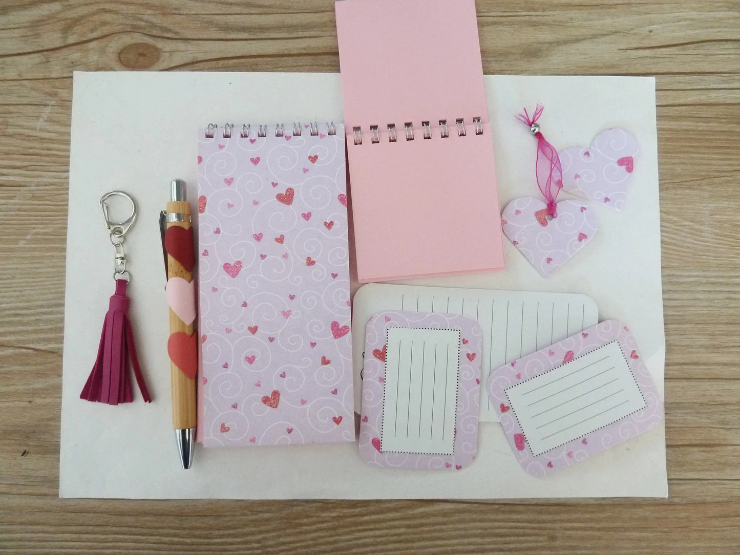 Set de papeterie rose, coeurs, cadeau, bloc et stylo mauve et rose, pompon cuir rose
