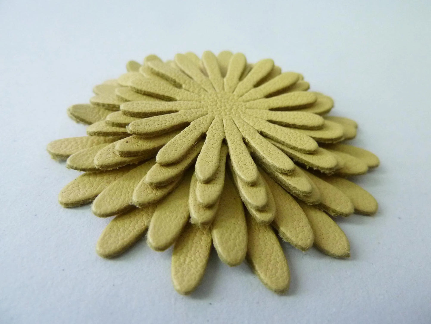 Lot de 5 fleurs marguerites en cuir souple jaune pâle – découpes superposables 3 à 5 cm