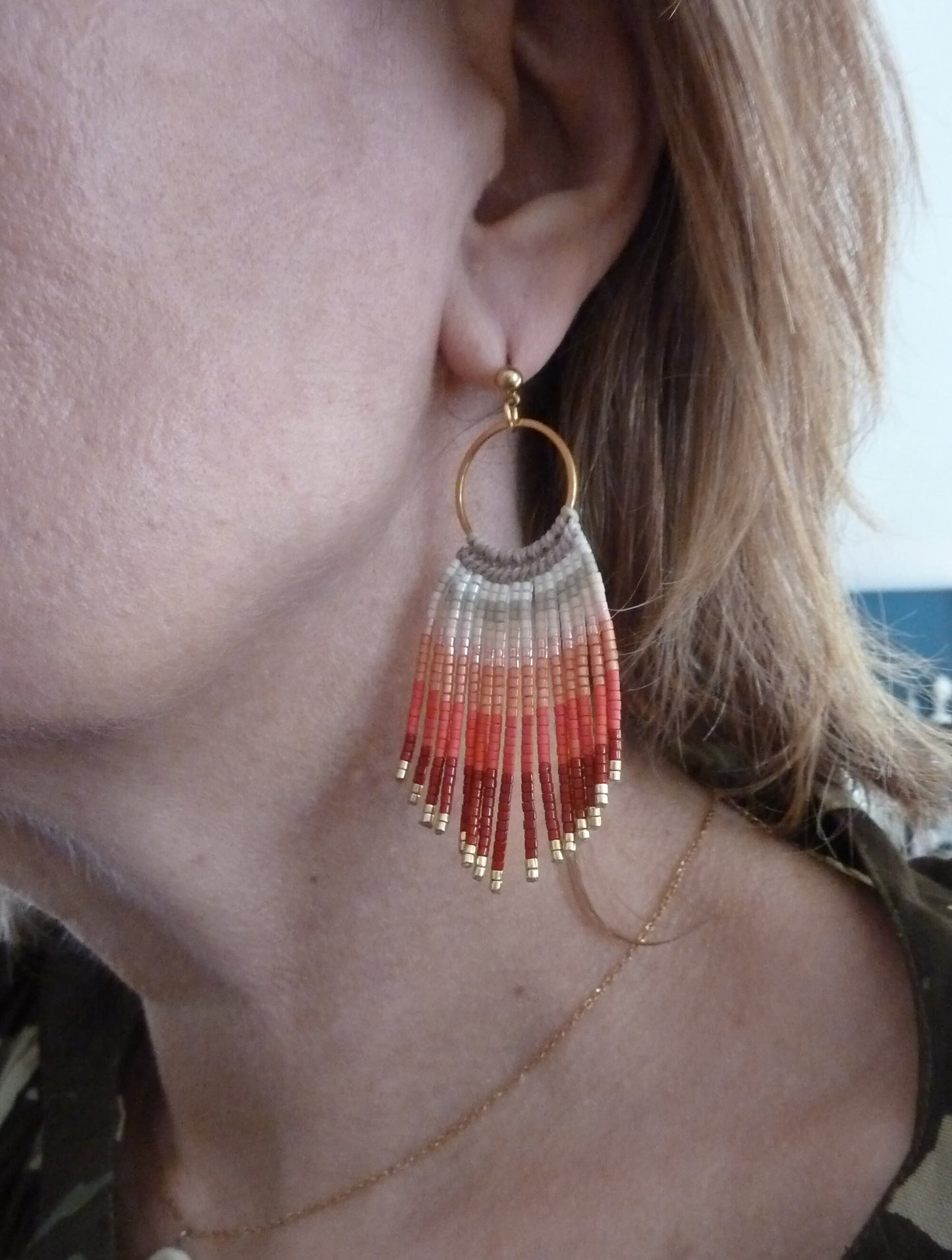 Boucles d'Oreilles à Franges dégradé Pêche Rouge Bordeaux et Anneau Acier Doré