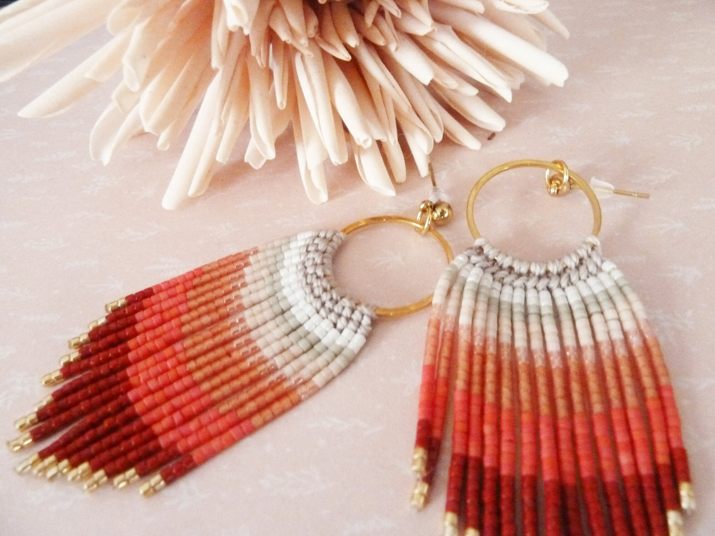 Boucles d'Oreilles à Franges dégradé Pêche Rouge Bordeaux et Anneau Acier Doré