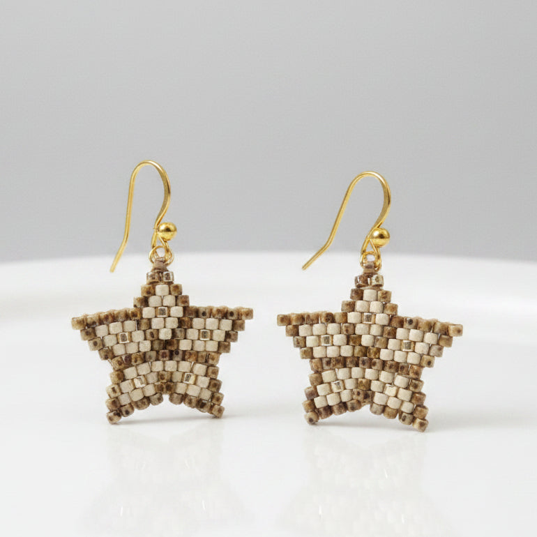 Boucles d'Oreilles Tissées Étoile – Perles Miyuki Beige Marbré & Écru