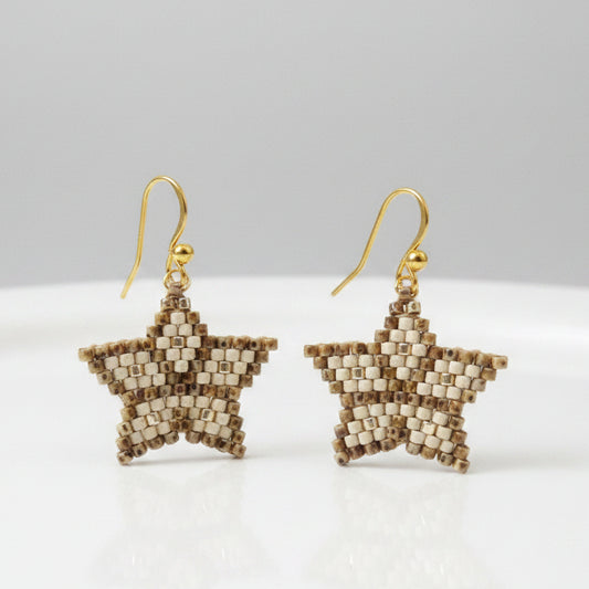 Boucles d'Oreilles Tissées Étoile – Perles Miyuki Beige Marbré & Écru