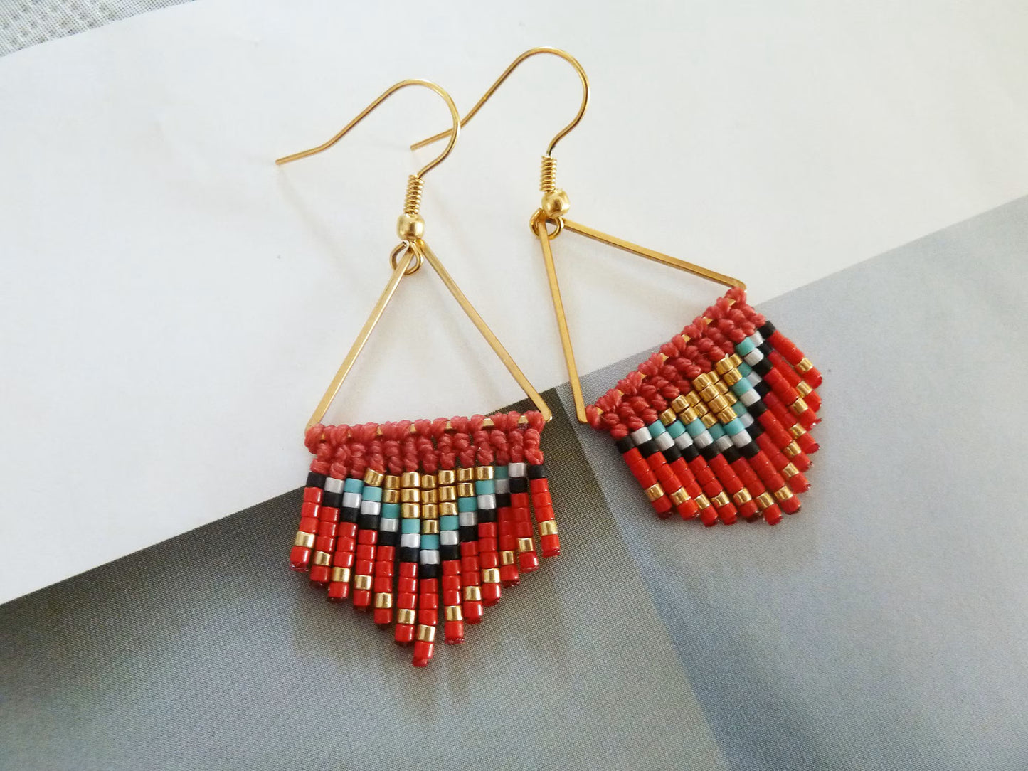 Boucles d'oreilles à franges rouge & doré – perles Miyuki, micromacramé, style bohème